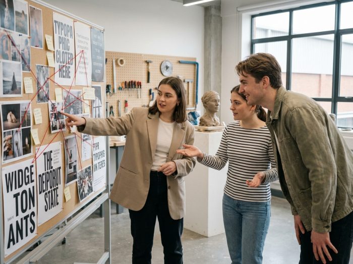 Groupe d'étudiants en prépa art discutant de leurs travaux lors d'une séance de critique en école d'art